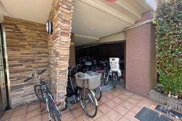 屋内に設けられた駐輪場