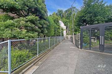 敷地の北側前面道路（東側から）