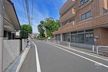 敷地の南側前面道路（東側から）