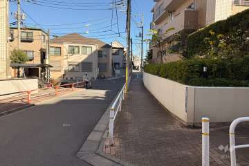 敷地北西側の前面道路（南西側から）