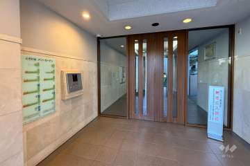 エントランスはオートロック付きです。