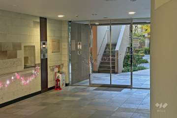 エントランスはオートロック付きです。