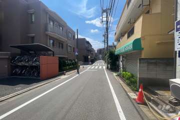 敷地北側の前面道路（東側から）