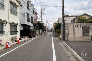 敷地北側の前面道路（西側から）