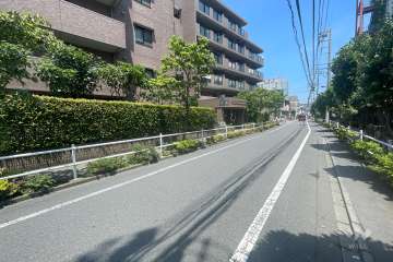 敷地の南側前面道路（西側から）