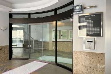 エントランスはオートロック付きです。