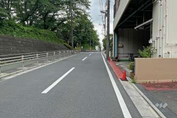 敷地南側の前面道路（東側から）