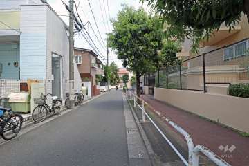 敷地の北側前面道路（西側から）