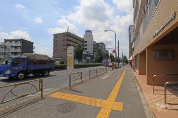 敷地の南側前面道路は国道254号線です（東側から）。
