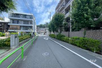 敷地西側の前面道路