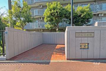 住戸入り口とマンションの銘板