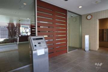 エントランスはオートロック付きです。