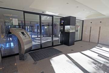 エントランスはオートロック付きです。