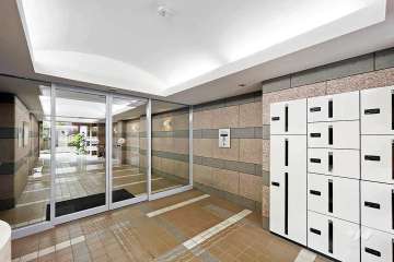 エントランスはオートロック付きです。