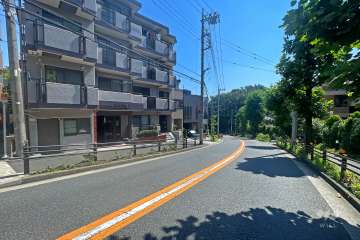敷地の南側前面道路（西側から）