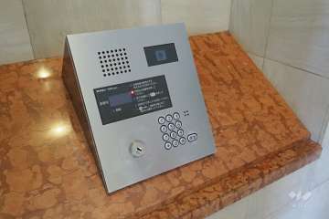 エントランスはオートロック付きです。