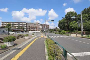 敷地北東側の前面道路（南東側から）