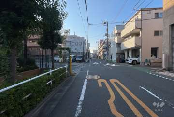 敷地の北側前面道路（東側から）