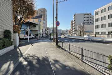 敷地北西側の前面道路（北東側から）