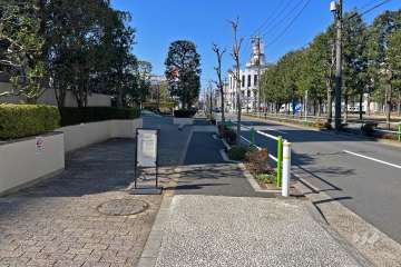 敷地北東側の前面道路（南東側から）