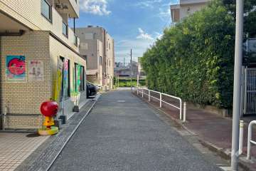 敷地東側の前面道路（北側から）