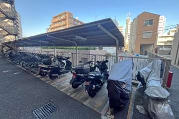 バイク置き場（屋根付き）