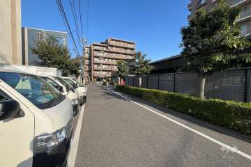 敷地北側の前面道路（西側から）