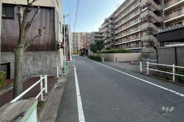 敷地東側の前面道路（北側から）