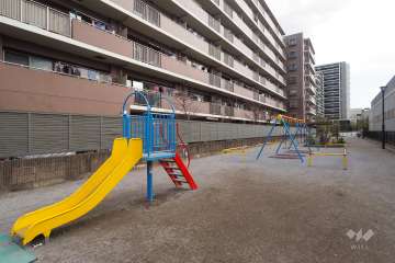 敷地西側に公園が隣接しています。