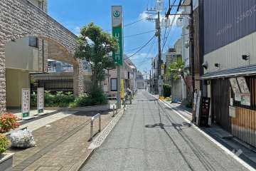 敷地の南側前面道路（西側から）