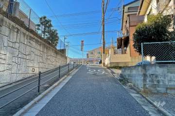 敷地北側の前面道路（東側から）
