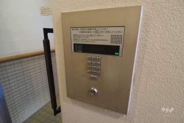 エントランスはオートロック付きです。