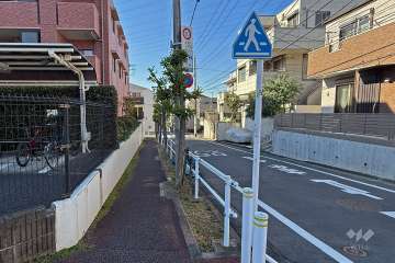 敷地北側の前面道路（東側から）