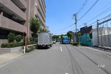 敷地南西側の前面道路（北西側から）