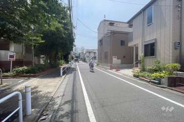 敷地の東側前面道路（北側から）