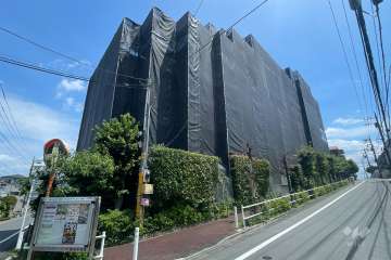 ライオンズマンション赤塚公園の外観（北西側から）※大規模修繕工事中