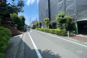 敷地の南側前面道路（東側から）