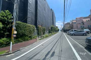 敷地の東側前面道路（南側から）