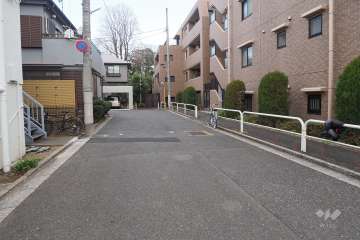 敷地西側の前面道路