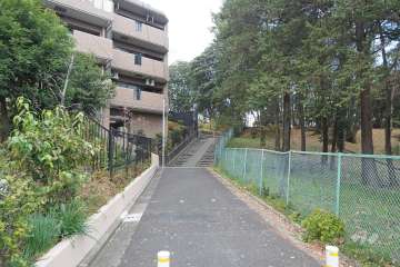 敷地北東側の前面道路　