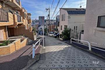 敷地西側の前面道路（北側から）