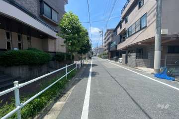 敷地の北側前面道路（東側から）