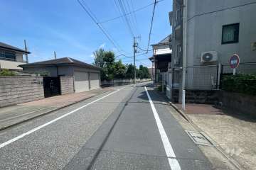 敷地の北側前面道路（西側から）