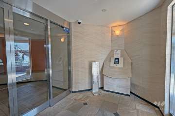 エントランスはオートロック付きです。