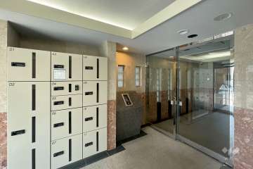 エントランスはオートロック付きです。