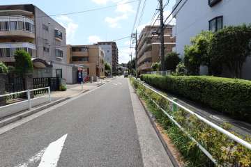 敷地の東側前面道路（北側から）