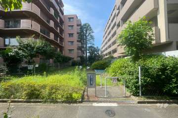 敷地に隣接した小豆沢四丁目児童遊園