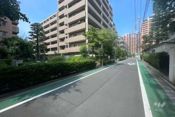 敷地南側の前面道路