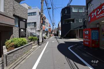 敷地北東側の前面道路（南東側から）