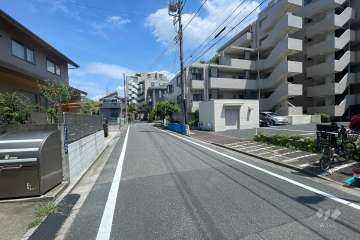 敷地の北側前面道路（西側から）